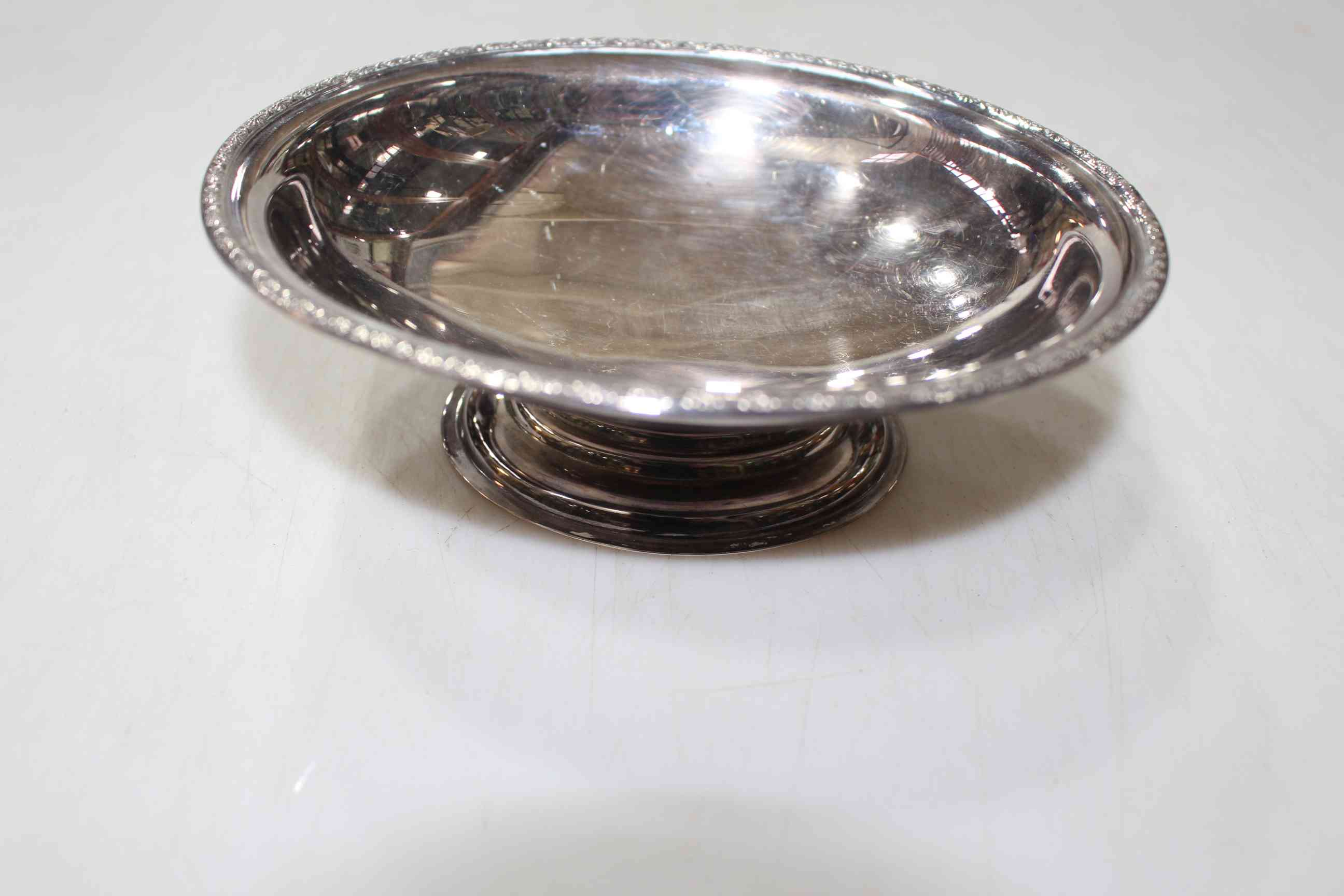 Silver oval bon bon tazza, London 1982, 15.5cm across.