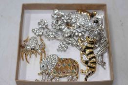 Collection of novelty brooches (6).