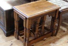 Jointed oak nest of three crossbanded tables (largest 51cm by 61cm by 37cm).