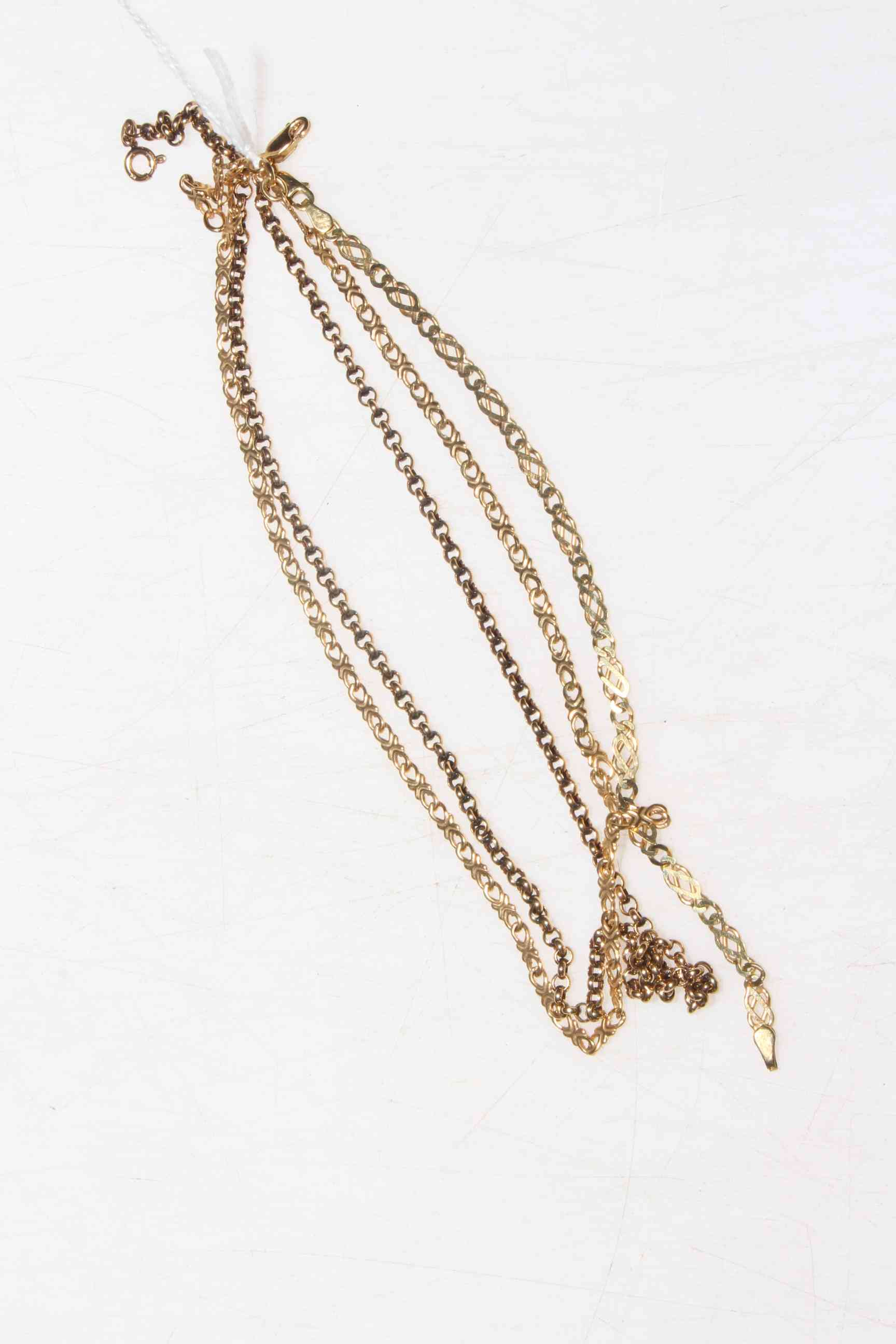 Three 9 carat gold chains, a bracelet and two necklaces.