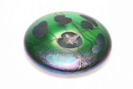 John Ditchfield glass lily pad with silver frog, 13cm diameter.