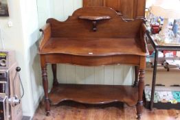 Victorian mahogany serpentine front washstand with shaped 3/4 gallery back, 109cm by 107cm by 53cm.