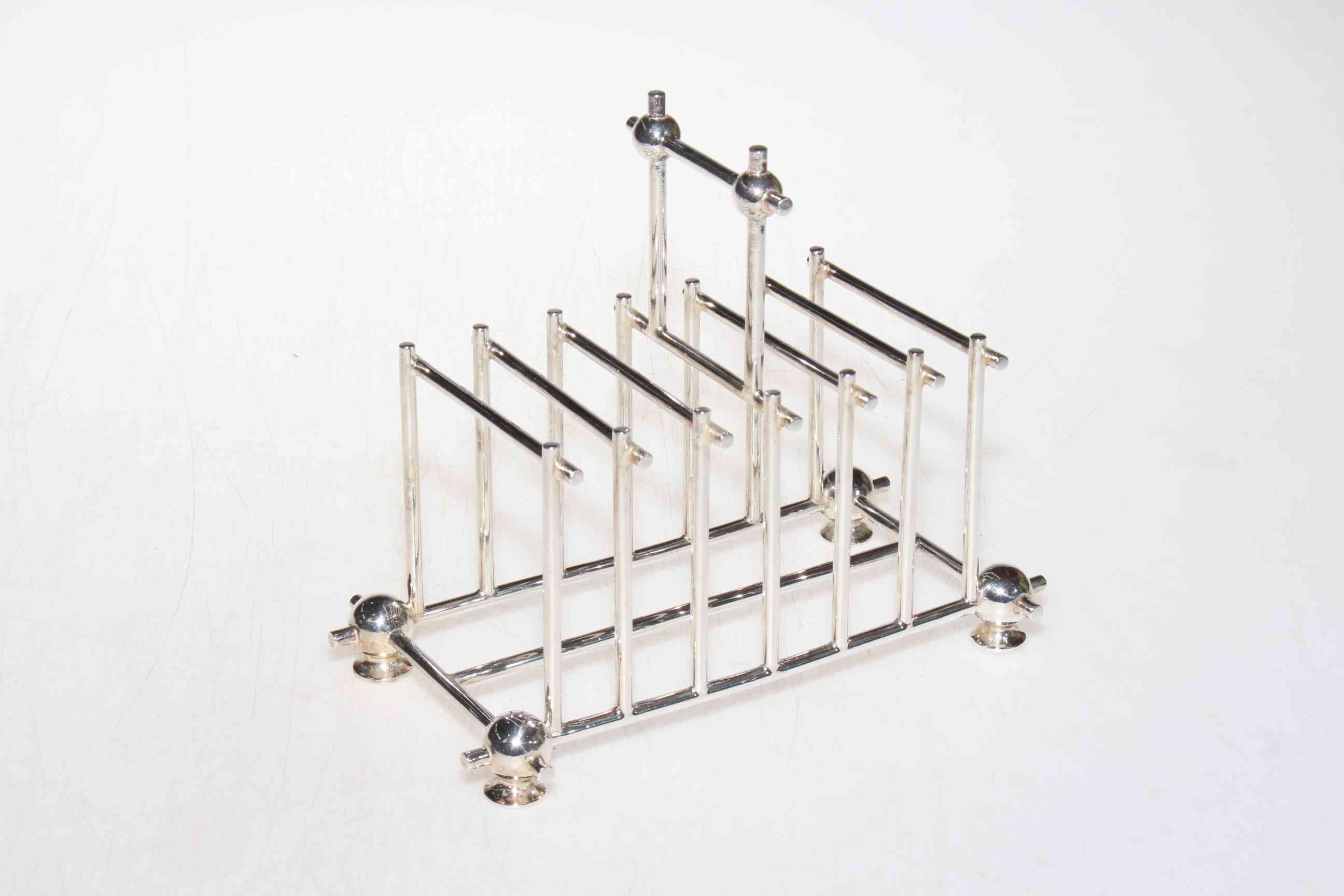 Silver plated seven bar toast rack in Chr. Dresser design, 16cm high.