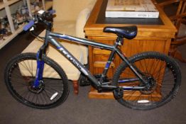 Cross FXT500 mountain bike.