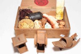 Cigar box containing snuff bottles, wood ornament figures, etc.