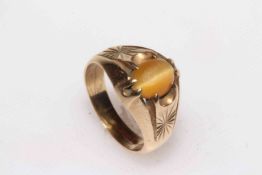 9 carat gold yellow gold single stone gents ring, size T.