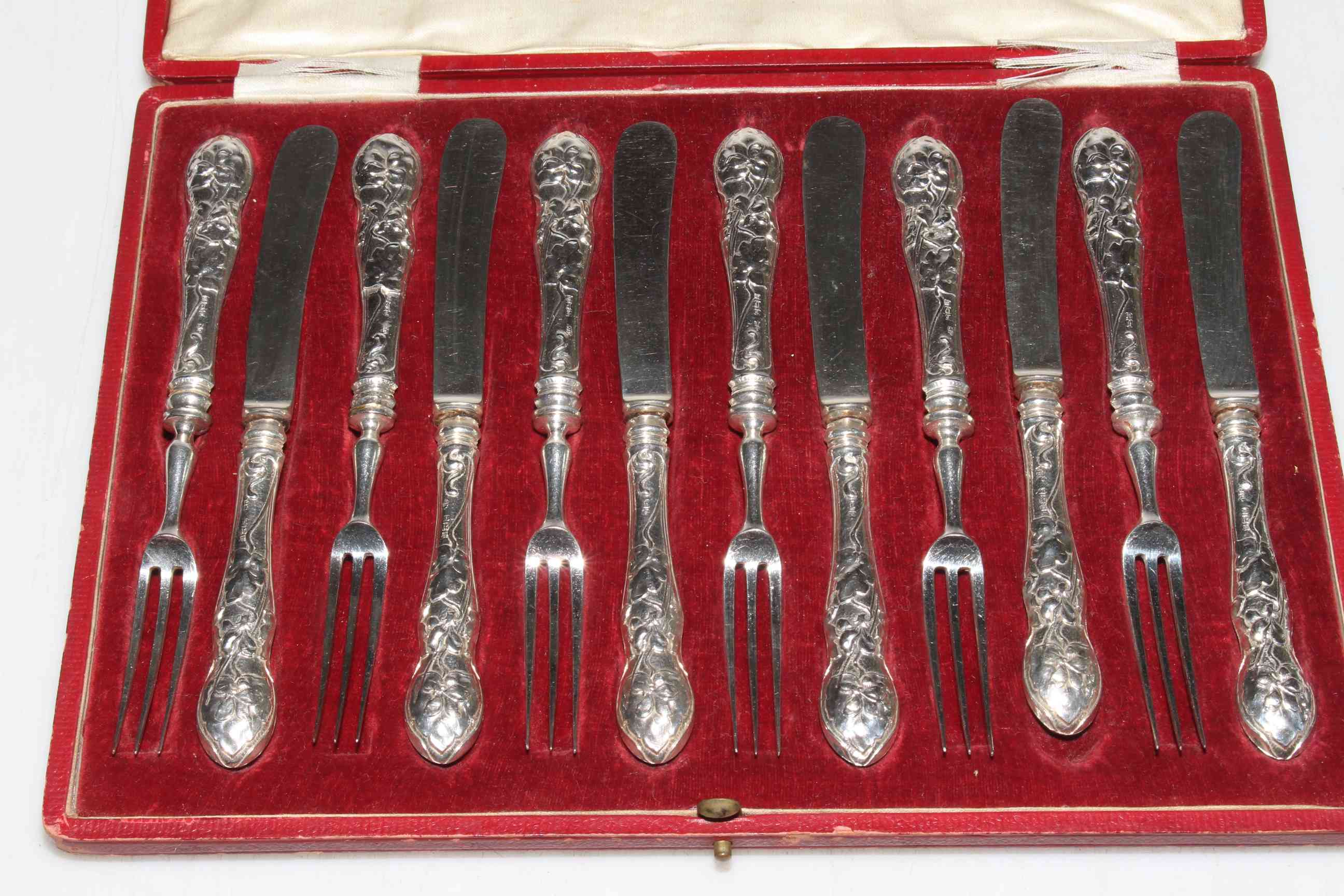 Edwardian set of silver dessert knives and forks, cased Sheffield 1906.