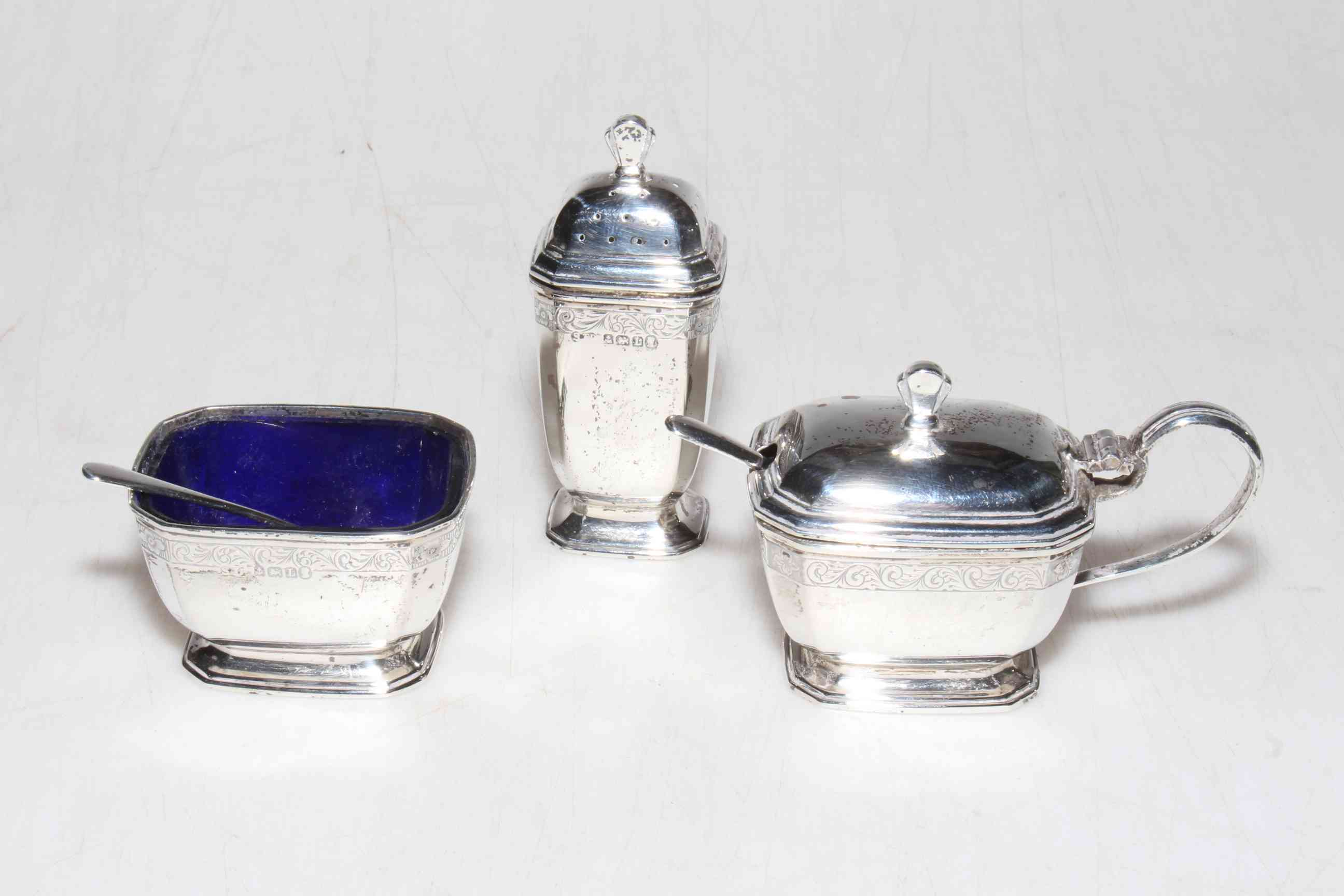 Three piece silver cruet set, Birmingham 1935.