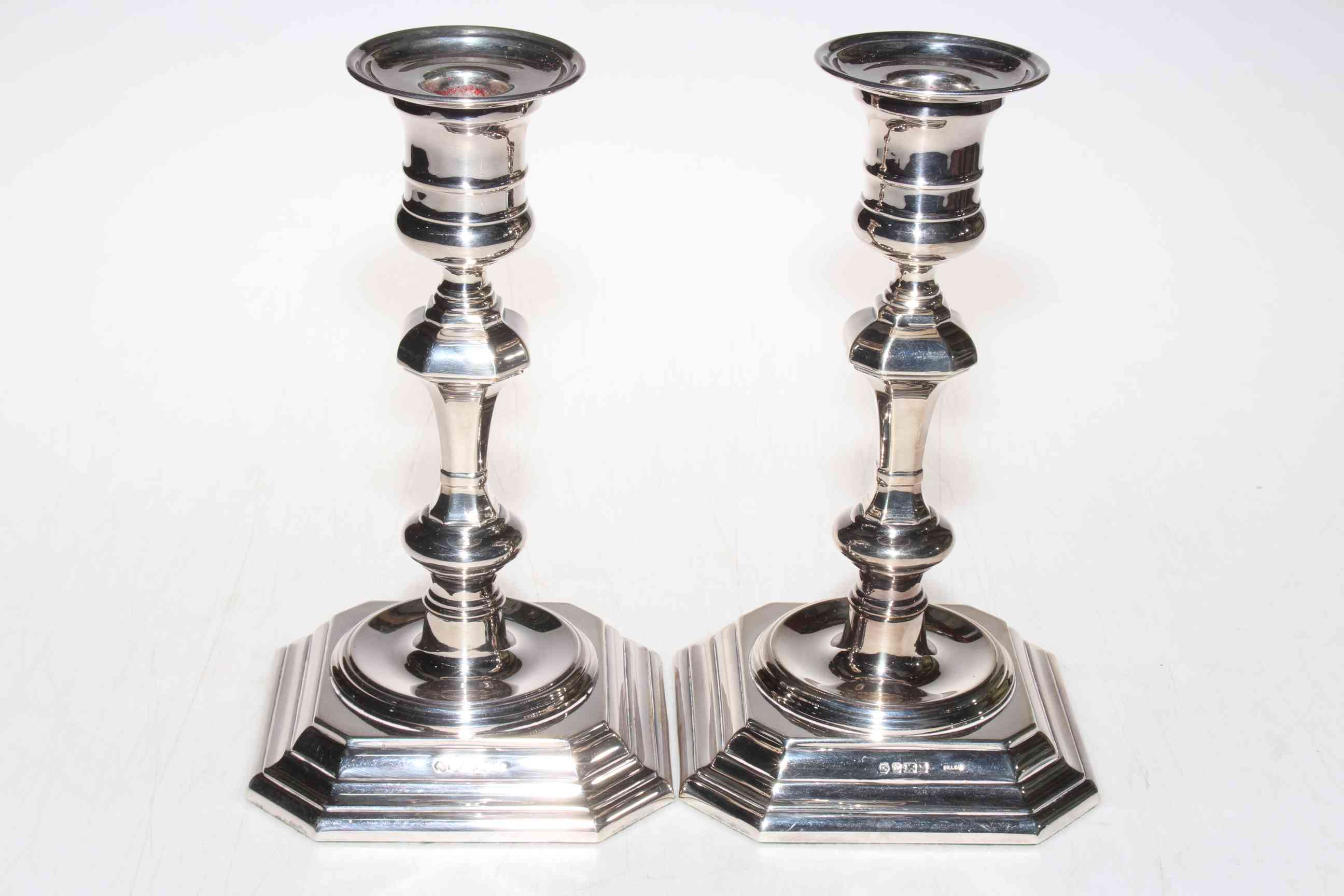 Good pair of silver candlesticks each with knopped stems on square stepped bases, Sheffield 1998,