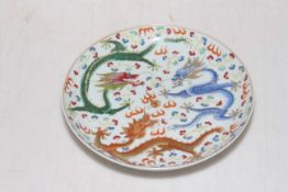 Chinese three dragon plate with iron red six character mark, 21cm diameter.