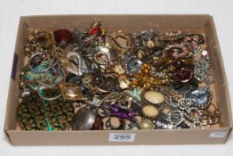 Box of costume jewellery.