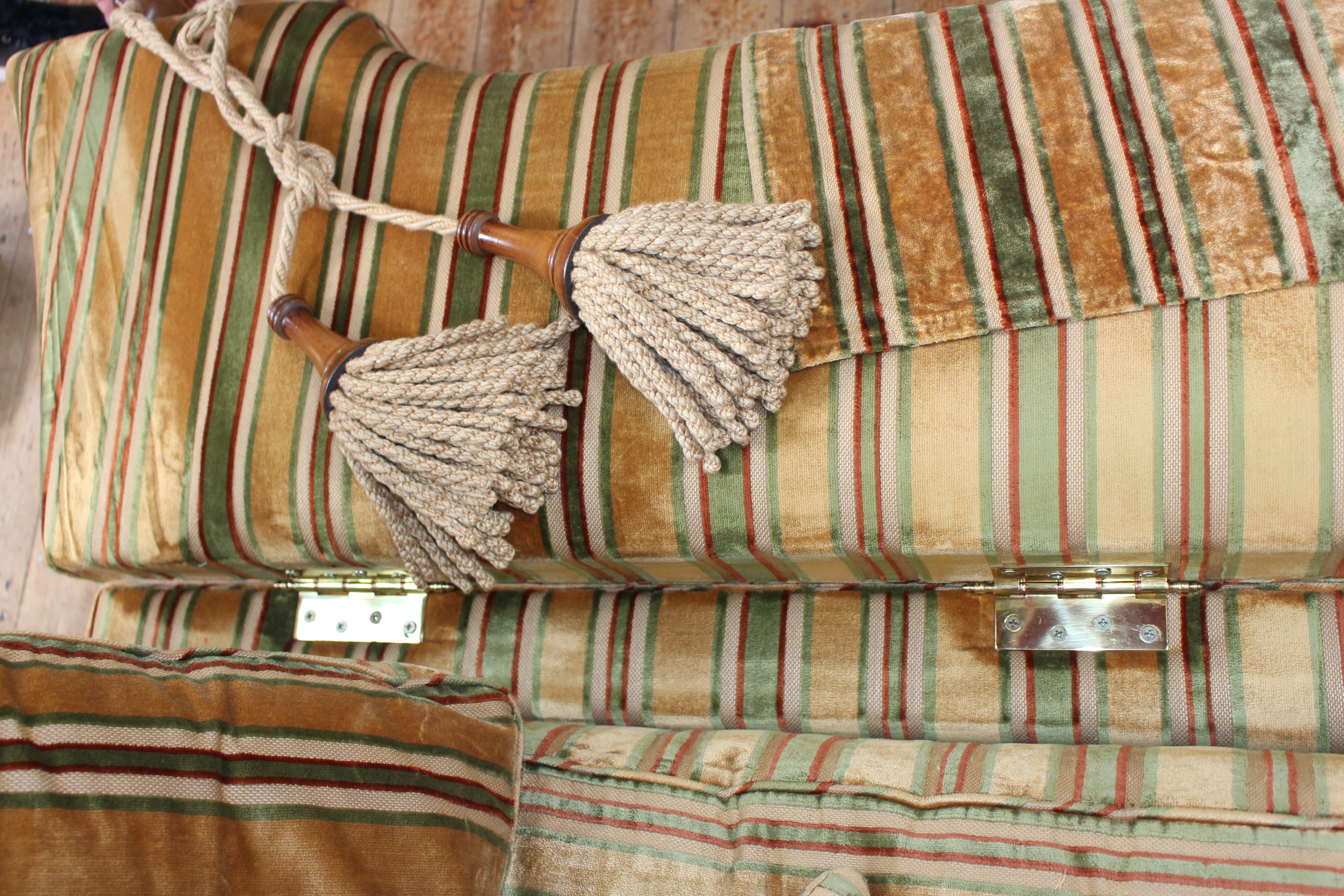 Duresta Trafalgar Knoll style two seater settee in striped velvet. - Image 4 of 5