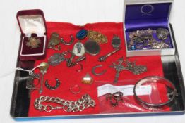 Collection of mostly silver small items and jewellery including garnet brooch, cross pendant, etc.