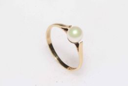 9 carat gold pearl ring, size N.