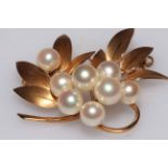14k gold and pearl foliate brooch, 4cm across.