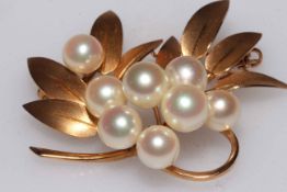 14k gold and pearl foliate brooch, 4cm across.