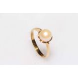 18 carat gold pearl ring, size P.
