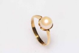 18 carat gold pearl ring, size P.