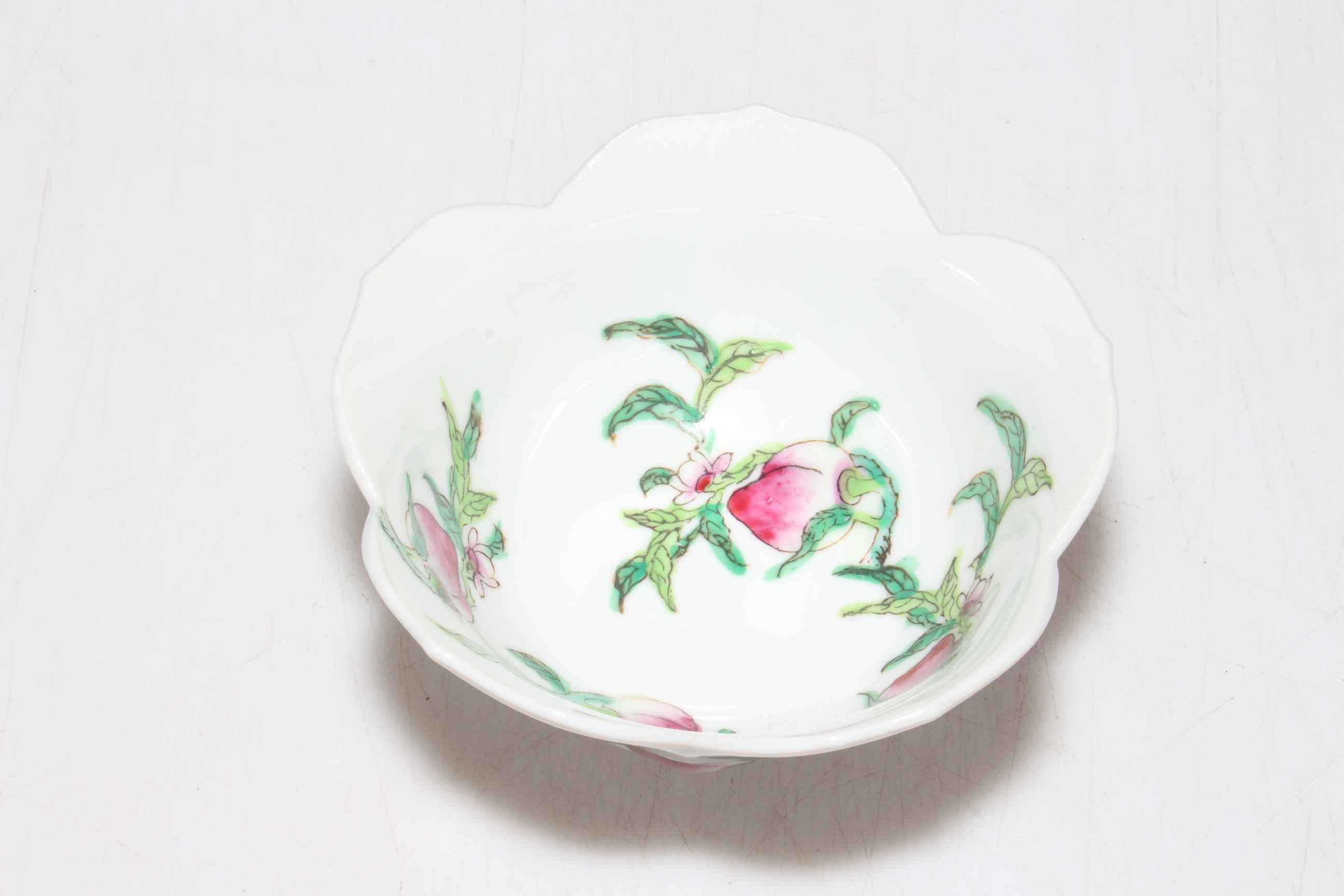 Small Chinese porcelain bowl with peach decoration, 12cm diameter. - Image 2 of 3