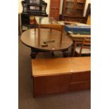 Early 20th Century oval mahogany extending dining table, two leaves and winder,