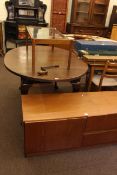 Early 20th Century oval mahogany extending dining table, two leaves and winder,