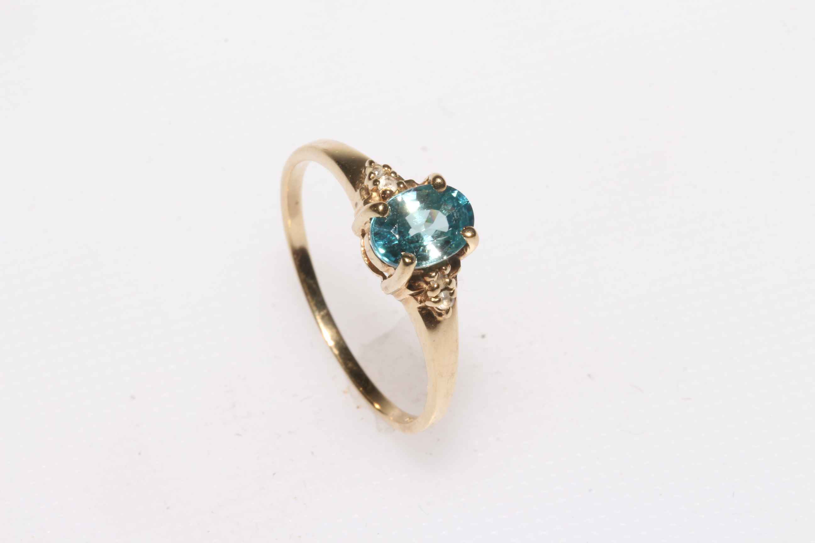 9 carat yellow gold oval spinel ring, size P.