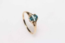 9 carat yellow gold oval spinel ring, size P.