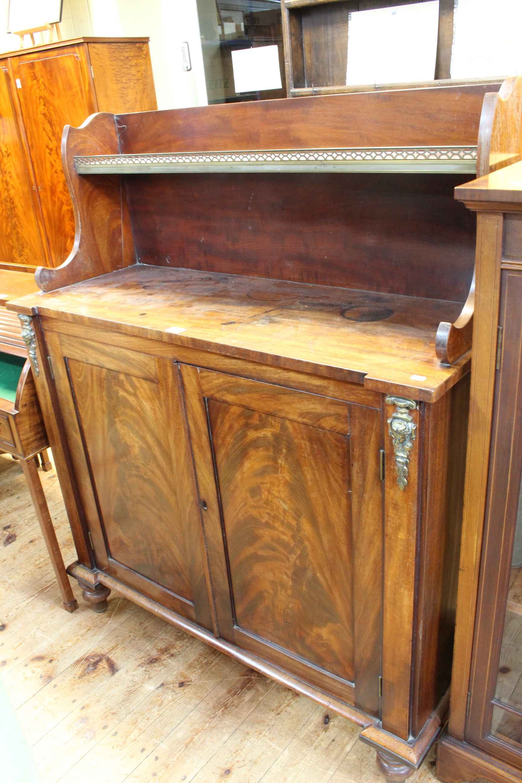 Regency mahogany and brass mounted two door chiffonier with raised back, 122cm by 99.5cm by 38cm.