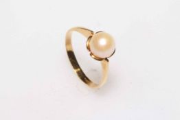 18 carat gold and pearl ring, size P.