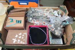 Box of costume jewellery.