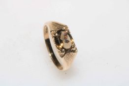 9 carat gold smokey quartz ring, size O.