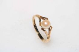 Pearl 9 carat gold ring, size N.