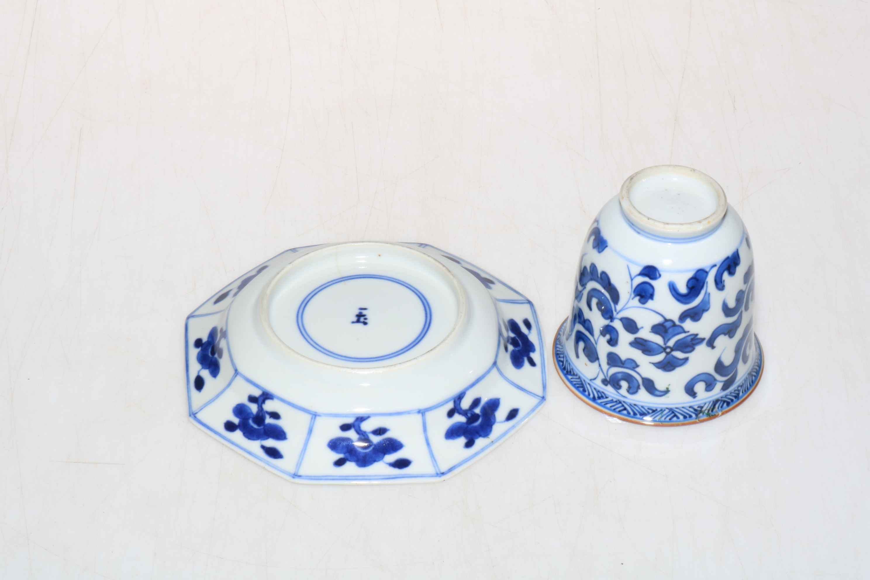 Chinese blue and white octagonal saucer, 13cm, together with a beaker (2). - Image 2 of 2