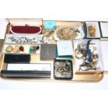 Tray lot with jewellery and watches.
