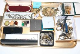 Tray lot with jewellery and watches.