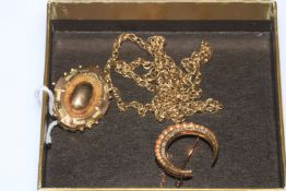 Crescent shape brooch set with diamonds and seed pearls, die-stamped brooch and chain necklace (3).