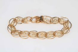 14k gold and pearl bracelet, 17.5cm length.