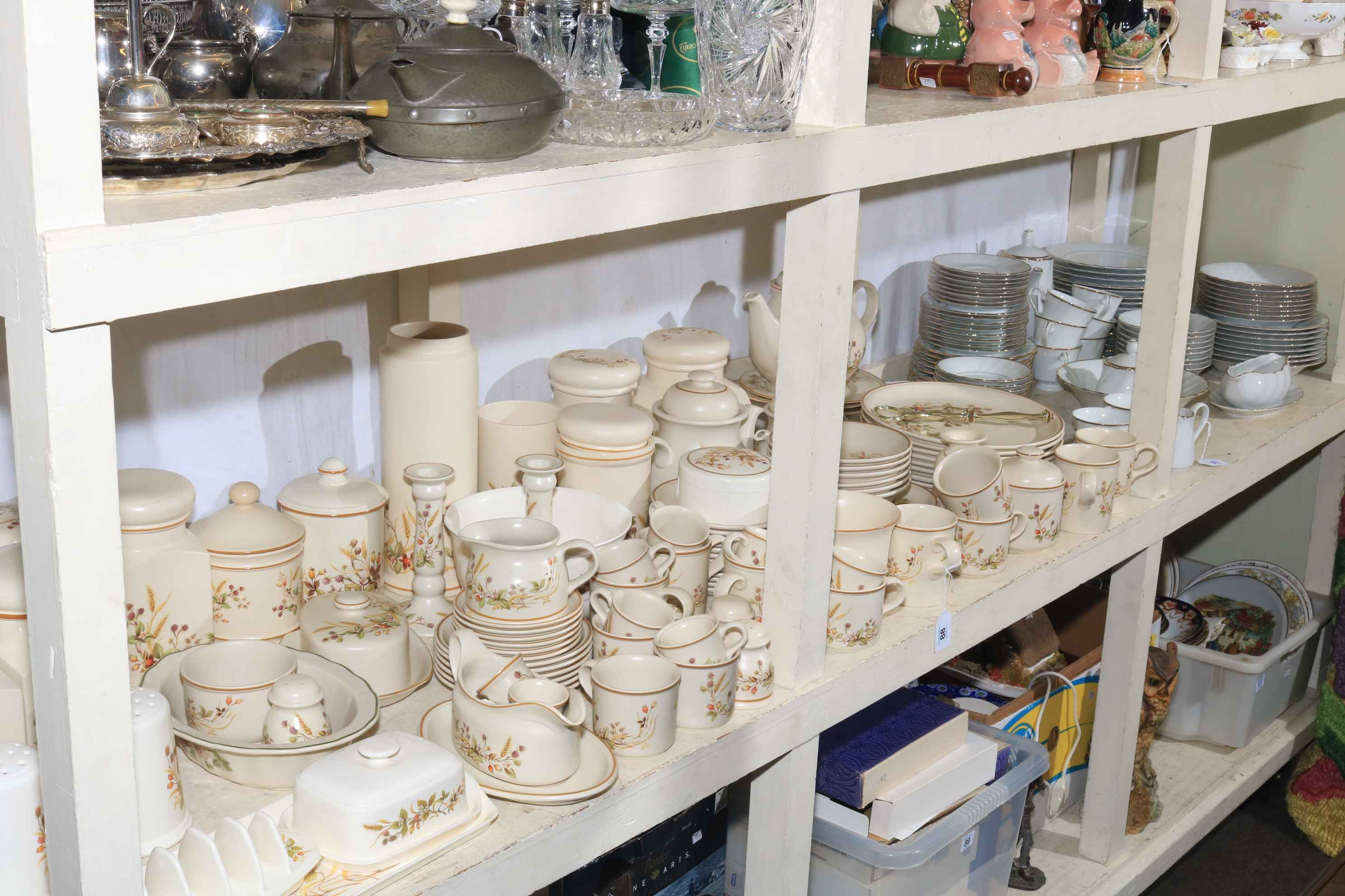 Large collection of Harvest 1418 tablewares and Yamatsu fine china.
