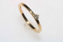 Diamond single stone 9 carat gold ring, size O.