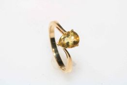 Pear shape citrine 9 carat gold ring, size N.
