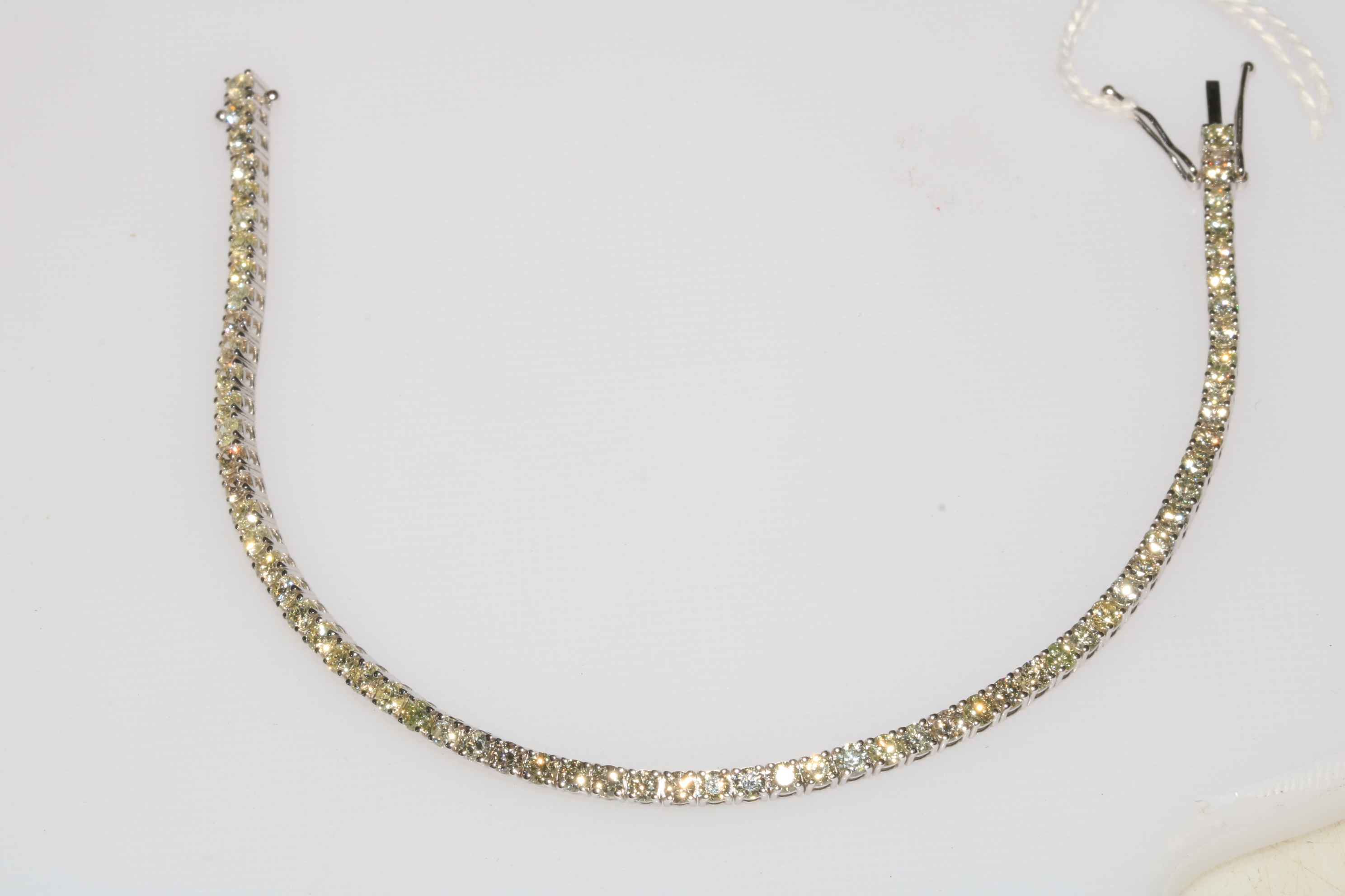 Fine quality diamond tennis bracelet with total diamond content 4.