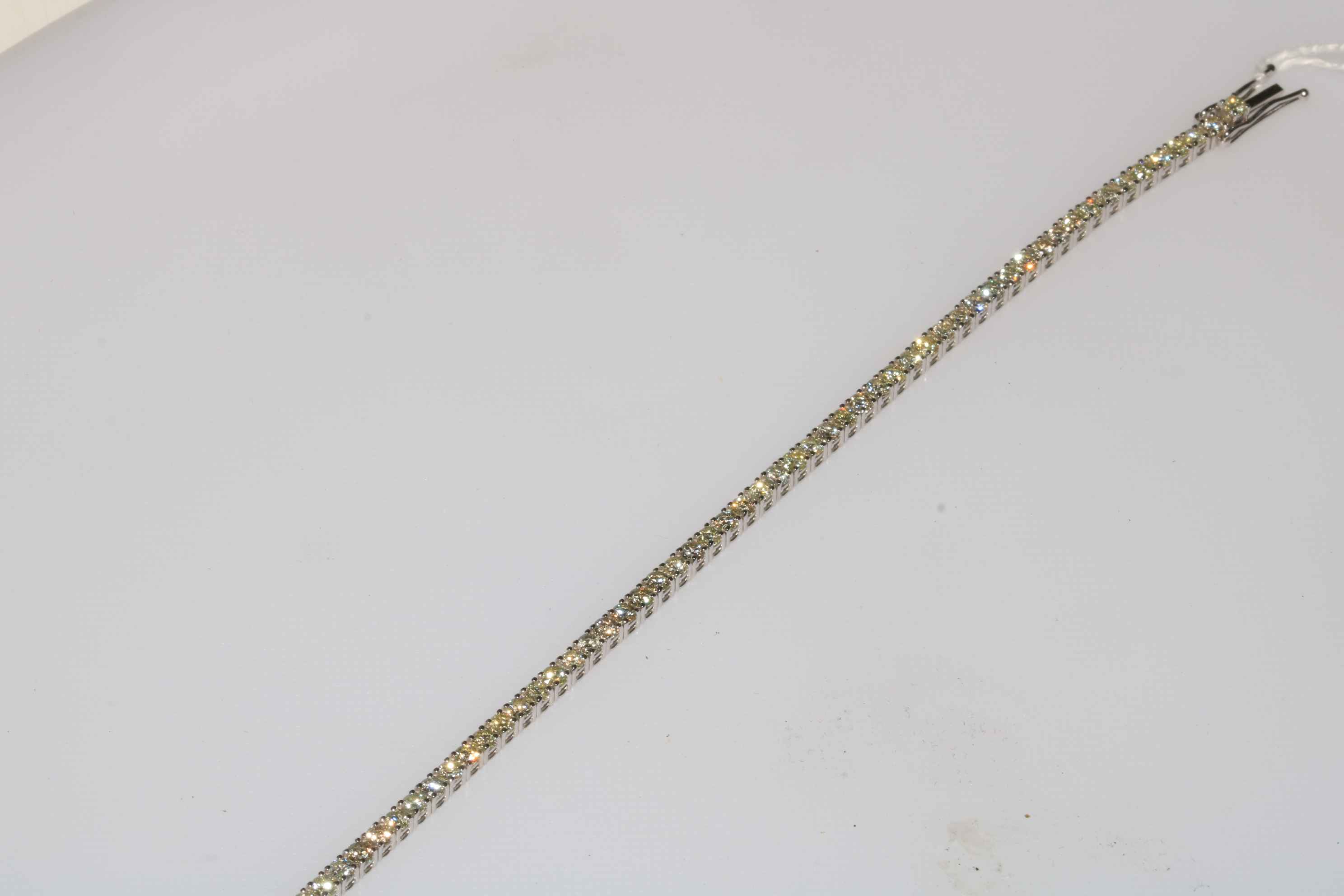 Fine quality diamond tennis bracelet with total diamond content 4. - Image 2 of 2