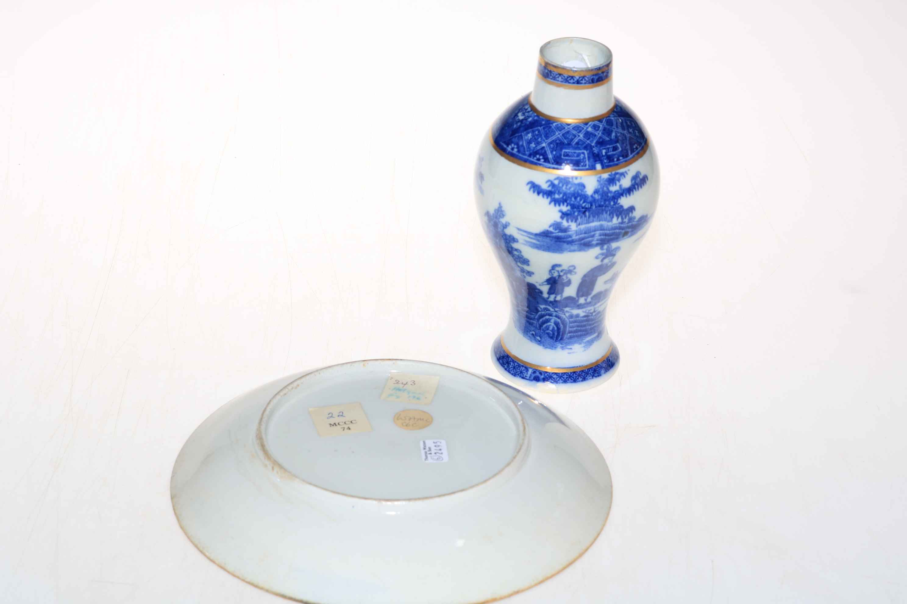 English blue and white baluster vase and plate (2). - Image 2 of 3