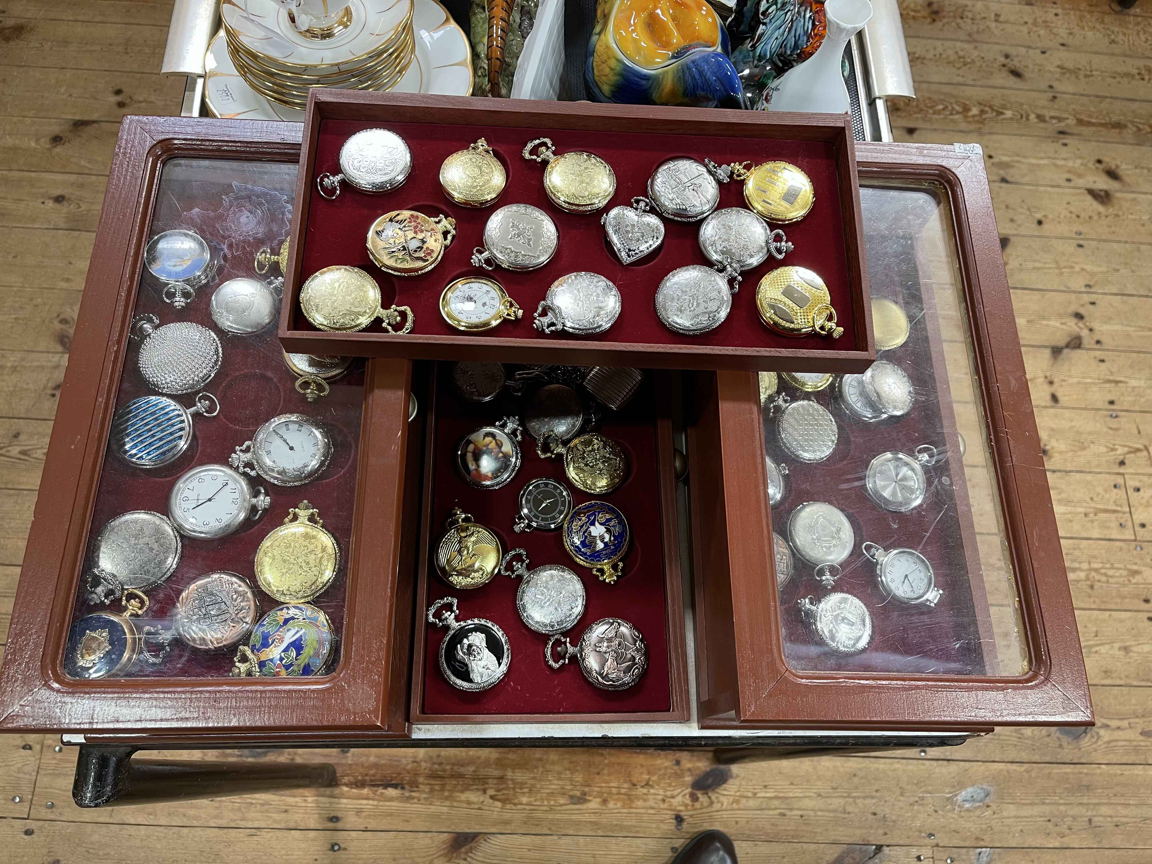 Collection of pocket watches with two three drawer cabinets. - Bild 2 aus 2