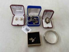 Collection of jewellery including four 9 carat and one 15 carat gold rings,