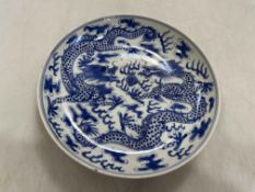 Chinese blue and white dragon plate, 19cm diameter.