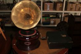 Soundmaster Gramophone with horn and records.