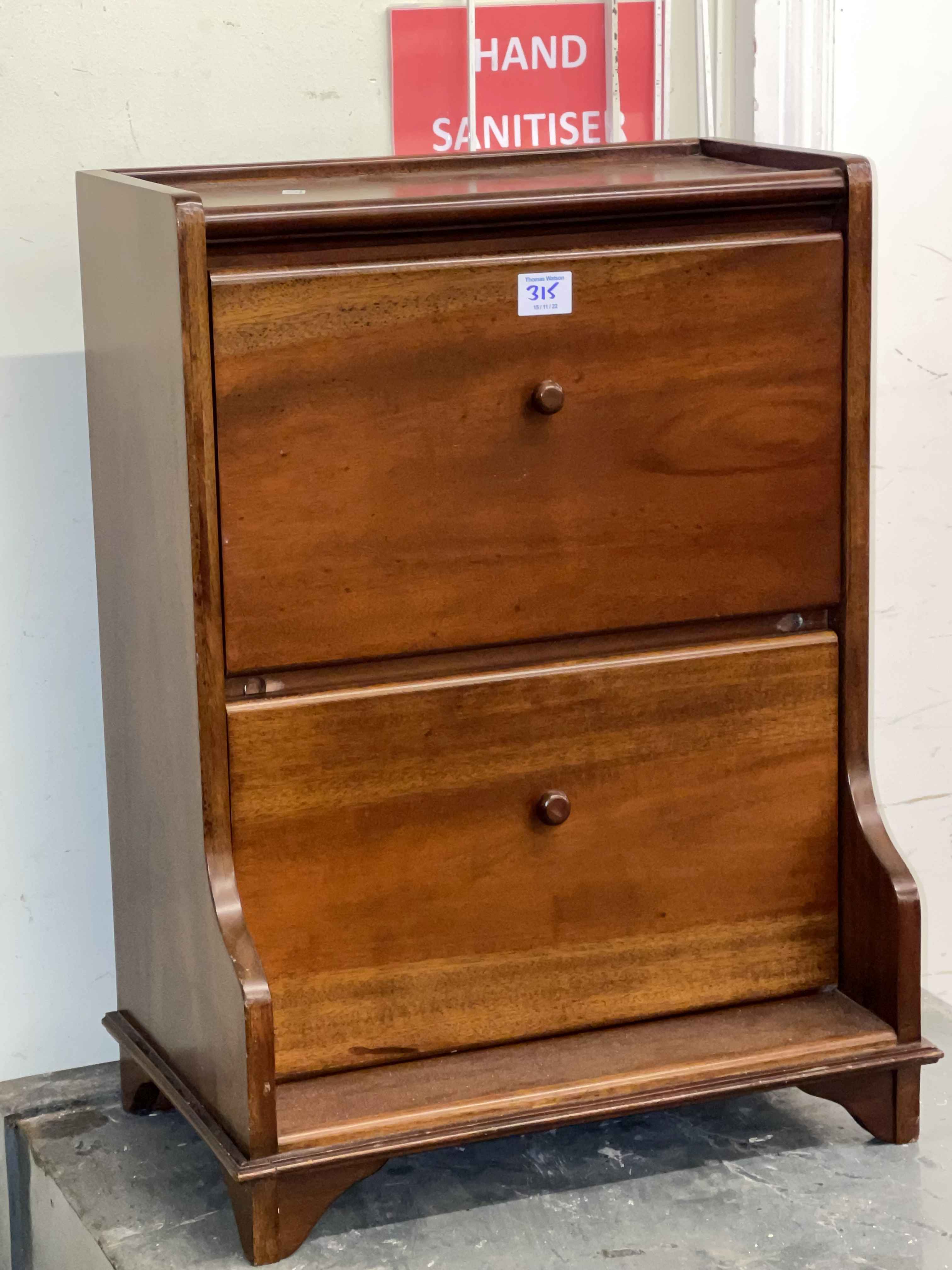 Early 20th Century mahogany three height bookcase and mahogany two door stationery cabinet (2). - Image 2 of 2