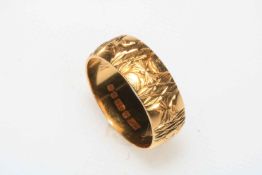 18 carat engraved yellow gold wedding ring, size O.