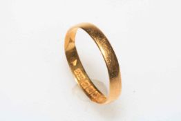 22 carat gold engraved wedding ring, size S.